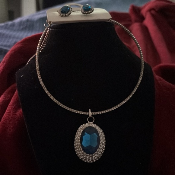 Elegant Silver and Blue Jewelry Set - Picture 4 of 12